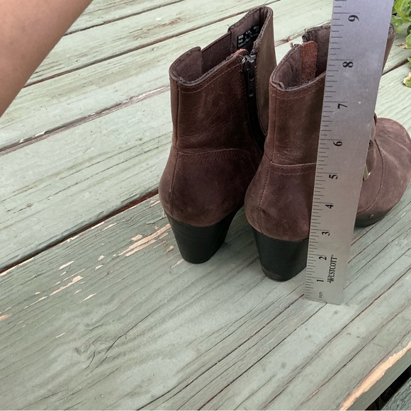 CLARKS Brown Leather Chelsea Zipper Buckle Ankle Boots Heels Women 6.5M  39320 - Picture 8 of 11